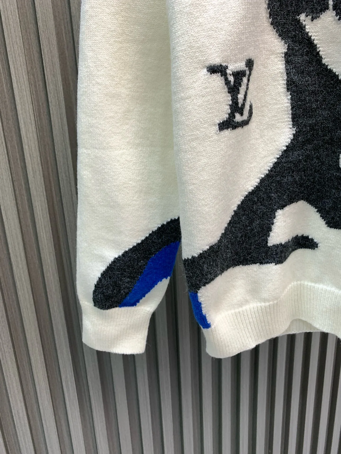 🅿️440 🀄️ Louis Vuitton 𝗟𝗢𝗨𝗜𝗦 𝗩𝗨𝗜𝗧𝗧𝗢𝗡 Intarsia plush crew neck sweater. A must-have human face sweater to summon the gods and goddesses. Both the material and design are high-end. The main body material is made of 100 cotton wool. It feels super soft and waxy. The color scheme is made of cashmere and wool blends. The position of the intarsia will be more hairy. There are 6 colors in total. The intarsia machine imported from Japan is made by Shima Seiki. This intarsia pattern is very difficult. There are more than 20 yarn feeders and dozens of yarns to make a pattern. The loss is huge and the process technology requirements are high. The key is that every color is colored spinning. The upper body is super fashionable and stylish. It must be worn~